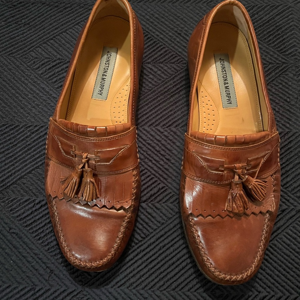 Johnston and Murphy men’s tassel loafer. Tan. 10 1/2 wide